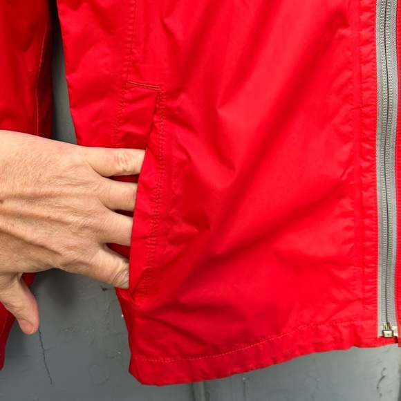 The North Face Resolve Reflective Rain Jacket - Picture 10 of 10